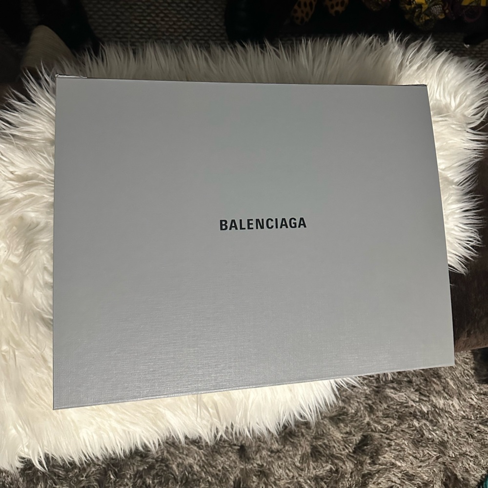 Balenciaga Elegant Gray Box ( with small tear)
